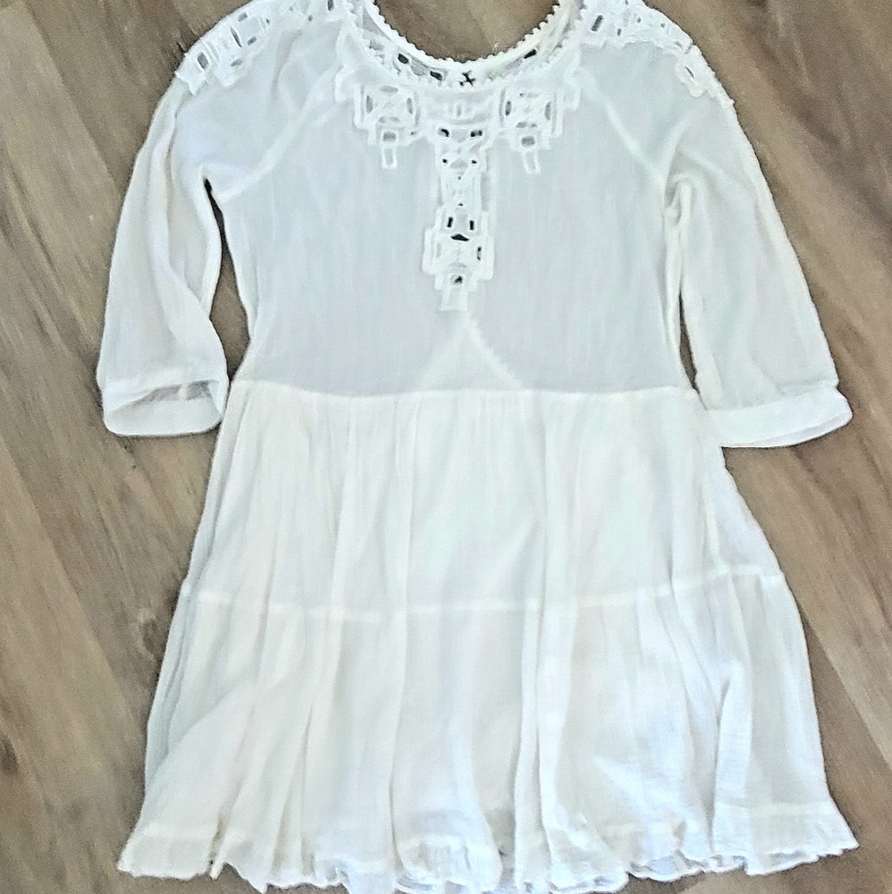 Free People white cotton open back dress with half sleeves. NEW WITHOUT TAGS.